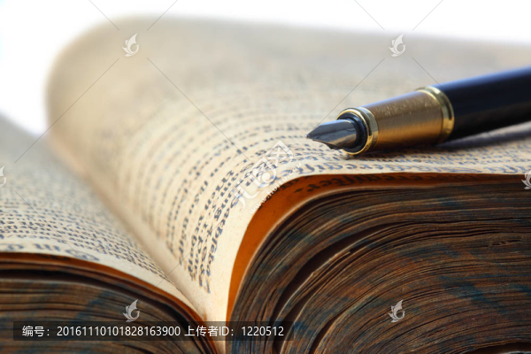 舊書和鋼筆