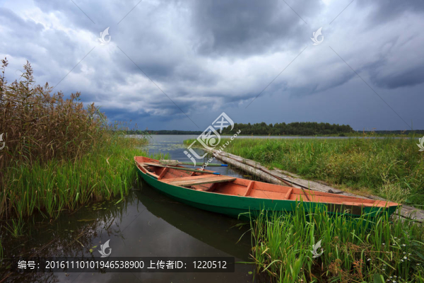 夏季俄羅斯湖風景與木船