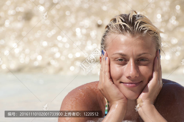 快樂微笑的金發(fā)女人的畫像