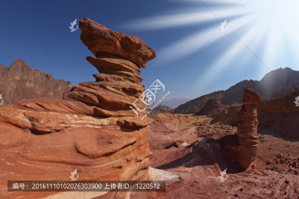 在山脈的Eilat砂巖峰林有趣的自然形式的閃閃發(fā)光的太陽；以色列