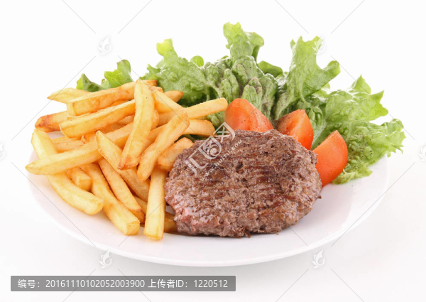 牛排；炸薯條和沙拉