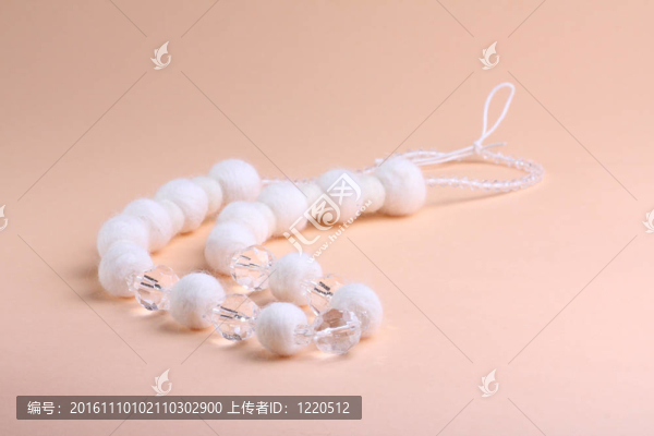 粉紅背景的白色珠子