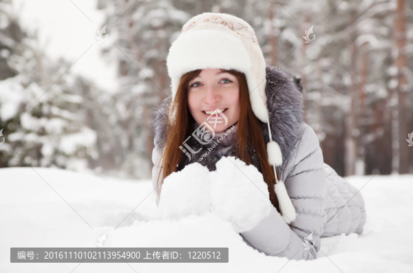 躺在雪地上的女孩-匯圖網(wǎng) www.fosd68.com 躺在雪地上的女孩