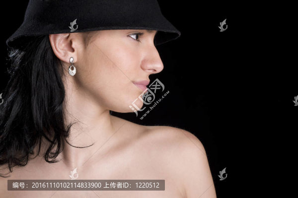 戴帽子的女人