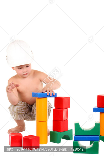 小男孩在白色背景上建造玩具房子