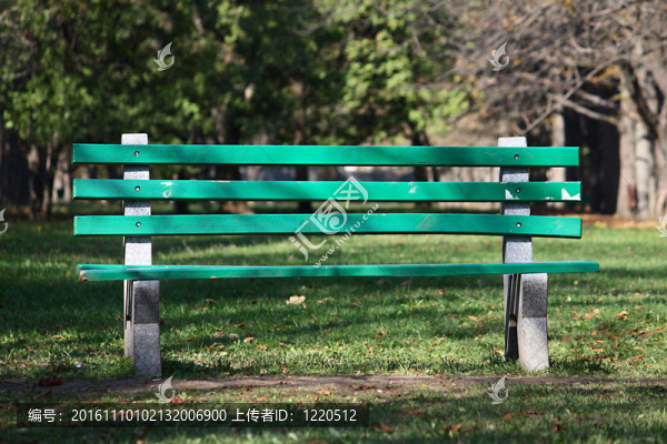 公園里的空板凳