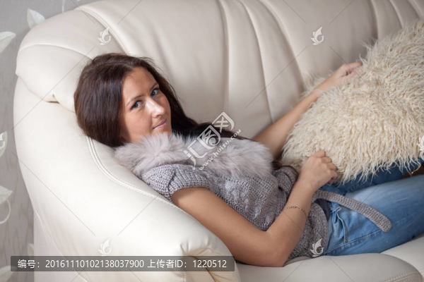 女人在沙發(fā)上放松