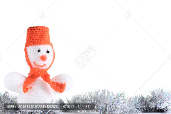 白色背景下的白色雪人