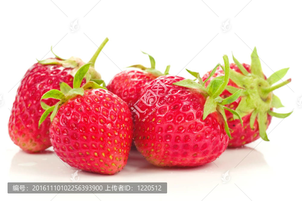 白色背景上的草莓