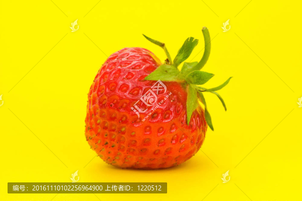 黃色背景草莓