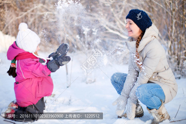 母親和女兒在冬天的戶外活動(dòng)