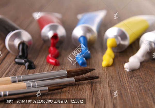 油漆和刷子管