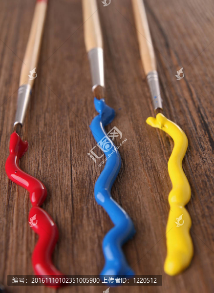 刷子和彩色油漆-匯圖網(wǎng) www.fosd68.com 刷子和彩色油漆