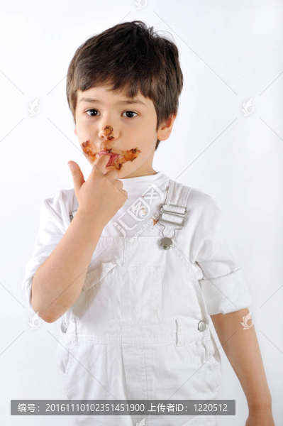 孩子吃蛋糕