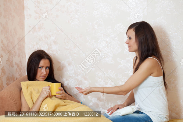 女人關(guān)心一個(gè)生病的朋友