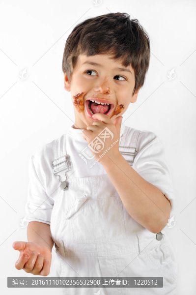 孩子吃蛋糕