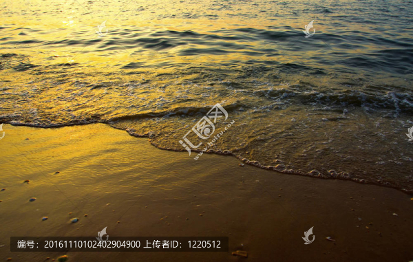 寧靜的海灘日出。海浪泡沫與金砂。