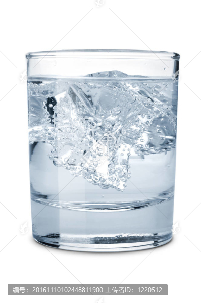 杯子里有冰的水
