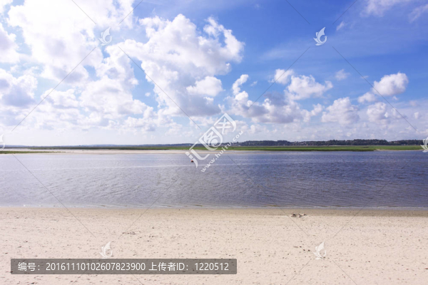 在對(duì)法國(guó)蛋白石海岸低潮的海景，沙灘