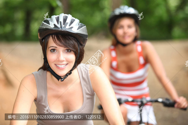 騎自行車之間的女孩