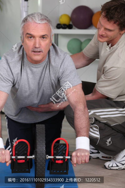 中年男子與私人教練