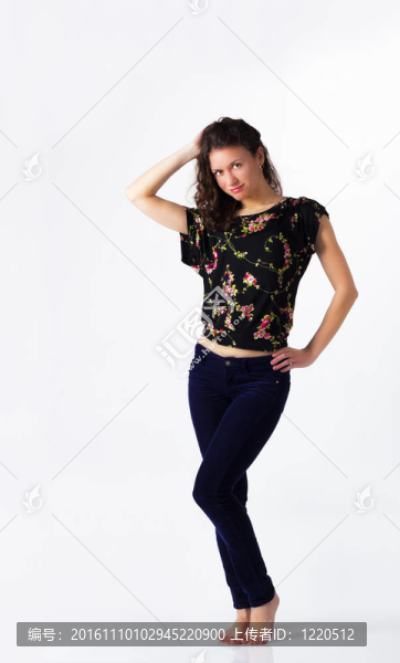 穿藍(lán)色牛仔褲的漂亮女孩