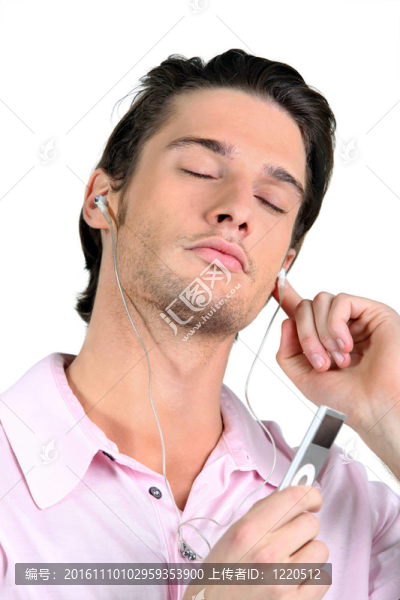 閉著眼睛聽音樂的人