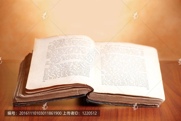 打開古老的書