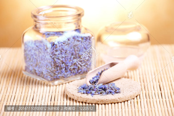 木湯匙上的薰衣草花瓣