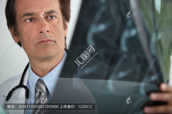 看X射線的醫(yī)生-匯圖網(wǎng) www.fosd68.com 看X射線的醫(yī)生