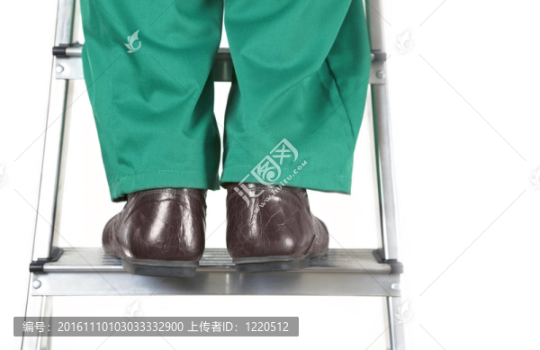 梯子上的工人的腳