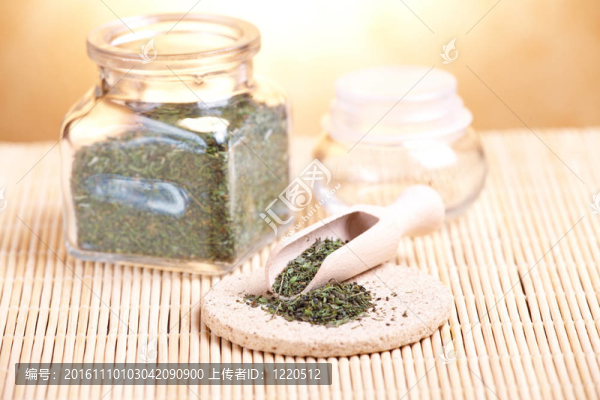 干香的花瓣與浸漬油