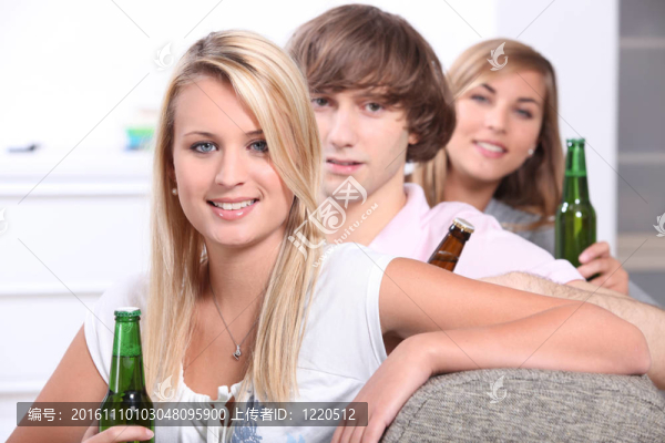 三青少年喝啤酒