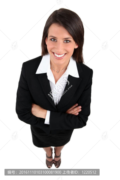 一個穿黑西裝的笑臉的年輕女子長鏡頭