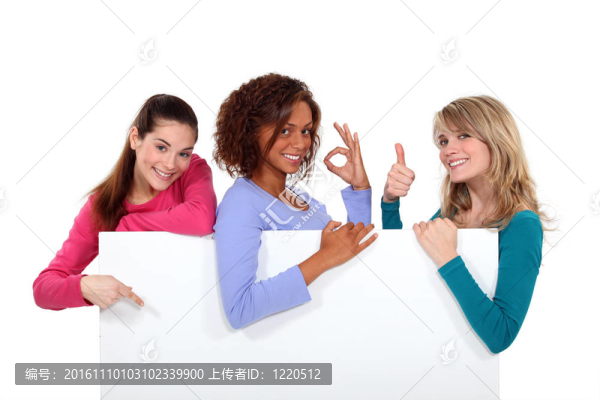 女人熱情地舉起一個空白的標志
