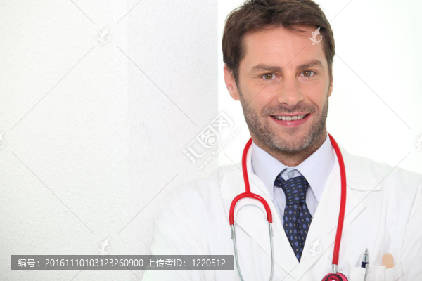 男醫(yī)生站在微笑