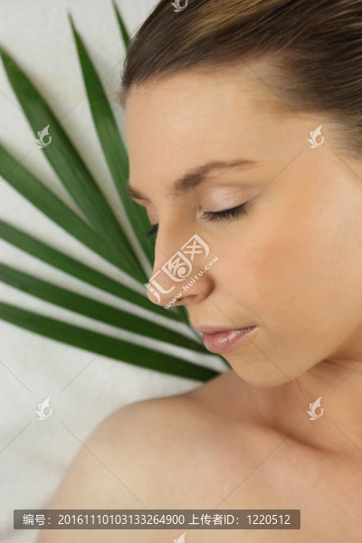 女人睡在一個(gè)綠色的植物