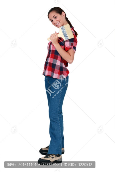 女人抱著一個大的畫筆