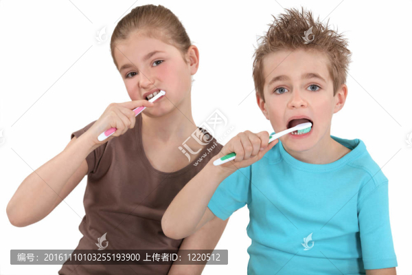 兄妹刷牙。