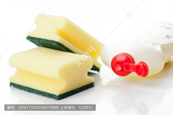 黃色的廚房海綿和一瓶洗潔精