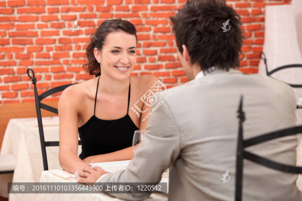 一對(duì)夫婦在餐廳用餐