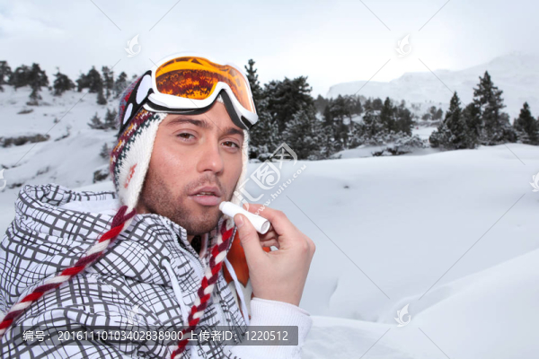 一個(gè)滑雪者在涂唇膏的肖像