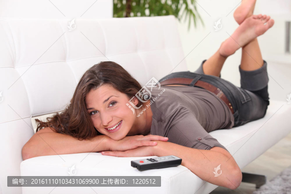 年輕的女人在沙發(fā)上放松-匯圖網(wǎng) www.fosd68.com 年輕的女人在沙發(fā)上放松