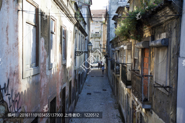 LISBON。里斯本。