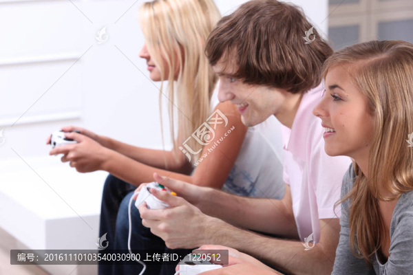 青少年玩電子游戲