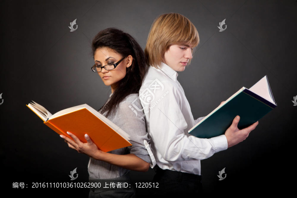 兩個學(xué)生在看書