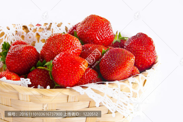 盤子里有許多草莓