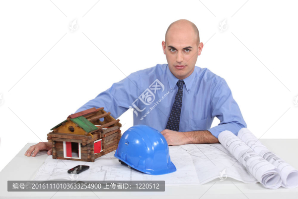 建筑師坐在他的書桌上