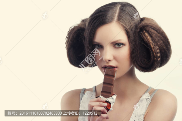 女人吃巧克力