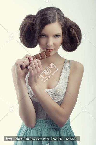 一個吃巧克力的女孩
